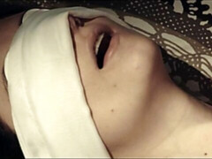 Brunette brune, Léchez, Lingerie, Masturbation, Rasée, Dénudage, Plan cul à trois, Nénés