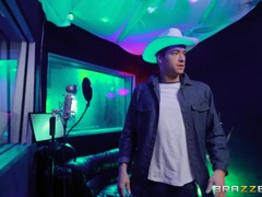 Tetas grandes, Rubia, Engañando, Pov, Falda, Tatuaje, Hilo dental, Esposa