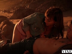 Nana, Sucer une bite, Brunette brune, Éjaculation interne, Gorge profonde, Seins naturels, De plein air, Rasée