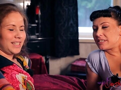 アナル, フェラチオ, 茶髪の, チン, 手コキする, 熟年, 淫乱熟女, ティーン