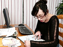 Grote mammen, Bruinharig, Handbeurt, Likken, Masturbatie, Moeder die ik wil neuken, Natuurlijke tieten, Kort haar