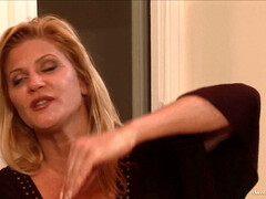 Braunhaarige, Hochschule, Lesbisch, Lecken, Reif, Milf, Natürlichen titten, Muschi