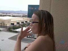 Enthousiasteling, Brillen, Klein, Gezichtspunt, Geschoren, Mager, Roken, Tieten likken