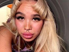 Asiatisch, Blondine, Blasen, Fussjob, Masturbation, Muschi, Rasiert, Hintern versohlen