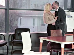 Tussi, Blondine, Pummelig, Besamung, Lingerie, Büro, Höschen, Tätowierung