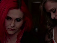 Grote lul, Naakte man aangeklede vrouw, Dominante vrouw, Groep, Handbeurt, Hakken, Masturbatie, Roodharige vrouw