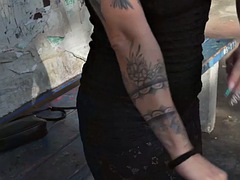 Leie, Schwarz, Schwarz, Interrassisch, Milf, Im freien, Öffentlich, Tätowierung