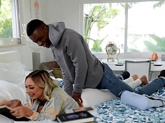 Gros seins, Blonde, Sucer une bite, En gros plan de très près, Interracial, Mature, Plan cul à trois, Nénés