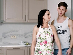 Grote lul, Grote mammen, Pijpbeurt, Bruinharig, Omie, Hd, Russisch, Hangende tieten