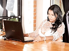 Enthousiasteling, Grote kont, Bruinharig, Vingeren, Masturbatie, Kort haar, Alleen, Strippen