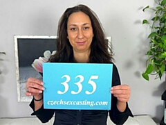 Gros cul, Grosse bite, Gros seins, Sucer une bite, Brunette brune, En levrette