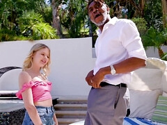 Blonde, Sucer une bite, Tir de sperme, Hard, Interracial, De plein air, Petite femme, Adolescente