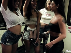 Blond, Bruinharig, Spijkerbroeken, Latijnse vrouw, Buiten, Doordringend, Rok, Speelgoed