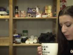 Chambre à dormir, Bikini, Bizarre, Sucer une bite, Domestique, Seins naturels, Avaler, Adolescente