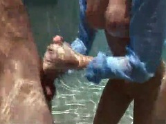 Большие сиськи, Под водой