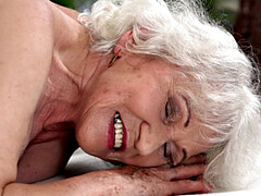 18 ans, Blonde, En levrette, Mamie, Poilue, Massage, Chatte, Softcore