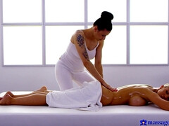 Tetas grandes, Besar, Lesbiana, Lamidas, Masaje, Aceite, Tatuaje, Mojado