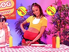 Grote kont, Zoenen, Ondergoed, Masturbatie, Natuurlijke tieten, Voorbinddildo, Strippen, Tiener