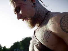 Blasen, Braunhaarige, Kehlenfick, Schwanz, Aufs gesicht abspritzen, Natürlichen titten, Rau, Titten