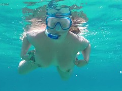 Strand, Braunhaarige, Erotisch, Europäisch, Erotischer film, Tätowierung, Titten, Unter wasser
