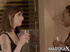 Grote kont, Grote lul, Zoenen, Lesbisch, Natuurlijke tieten, Pornster, Trio, Tieten likken