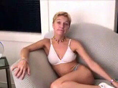 Enthousiasteling, Masturbatie, Rijpe lesbienne, Moeder die ik wil neuken, Kort haar, Alleen, Speelgoed