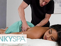 Gros seins, Sucer une bite, Tir de sperme, En levrette, Faciale, Hd, Fille latino, Chatte