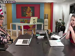舐める尻, 美女, ディルド, レズビアン, 淫乱熟女, オフィス, タトゥー, 三人
