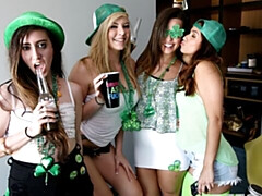 Dormitorio, Culo grande, Mamada, Estilo perrito, Tetas naturales, Orgía, Fiesta, Tetas