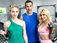 Culo grande, Mamada, Estilo perrito, Ffm, Gimnasio, Tetas naturales, Adolescente, Tetas