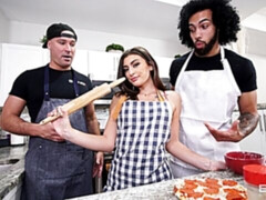 Grosser schwanz, Braunhaarige, Hundestellung, Fingern, Interrassisch, Küche, Rasiert, Tätowierung