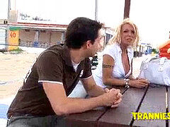 In den arsch, Blondine, Braunhaarige, Transfrau, Flotter dreier