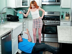 Grosse bite, En levrette, Seins naturels, Rousse roux, Rasée, Cheveux courts, Maigrichonne, Adolescente