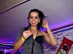 Tussi, Blondine, Blasen, Gruppe, Lesbisch, Milf, Öffentlich, Flotter dreier
