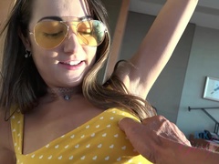 Bruinharig, Flashing, Zoenen, Orgasme, Gezichtspunt, Openbaar, Strippen, Tieten likken