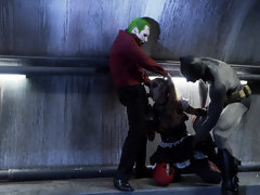 お尻, チン, バック, 手コキする, 淫乱熟女, タトゥー, 三人, 濡れ