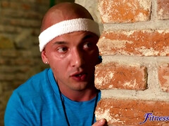 Leie, Blasen, Braunhaarige, Schwanz, Sporthalle, Handjob, Rasiert, Dusche