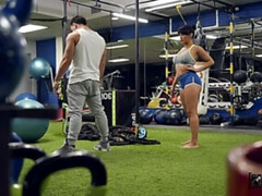 Amateur, Americano, Tetas grandes, Gimnasio, Lamidas, Coño, Cabello corto, Voyeur