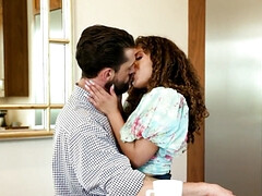 Anal, Gros cul, Bisexuelle, Sucer une bite, Brunette brune, Tir de sperme, Gorge profonde, Nénés