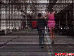 Rondborstig, Hondjeshouding, 1 man 2 vrouwen, Prostituee, Zoon, Kousen, Tatoeage, Trio