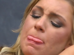 Enthousiasteling, Grote kont, Grote mammen, Blond, Pijpbeurt, Rondborstig, Sperma in gezicht, Hardcore