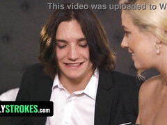 18 ans, Gros seins, Première fois, Le plan cul à quatre, Petite amie, Lesbienne, Chatte, Adolescente