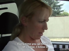 Amateur, Rubia, Mamada, Coche, Pajear, Madres para coger, Al aire libre, Falda