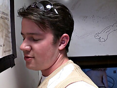 Leie, Blasen, Spermaladung, Aufs gesicht abspritzen, Schwul, Handjob, Piercing, Tätowierung