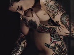 Nana, Brunette brune, Doigter, Hard, Embrassement, Lesbienne, Léchez, Douche