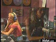 Grote mammen, Blond, Pijpbeurt, Hardcore, Tieten likken