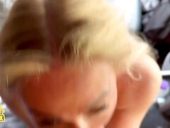 Grosser arsch, Blondine, Blasen, Vollbusig, Auto, Milf, Natürlichen titten, Titten