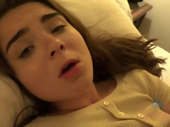 Sucer une bite, Brunette brune, Éjaculation interne, Pieds, Huilée, Orgasme, Nénés, Mouillée