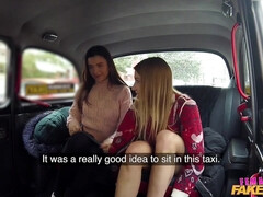 Nana, Brunette brune, Doigter, Embrassement, Lesbienne, Rasée, Adolescente, Plan cul à trois