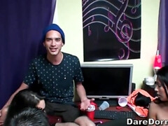 Cul, Lécher le cul, Brunette brune, Groupe, Lesbienne, Piercing, Maigrichonne, Nénés